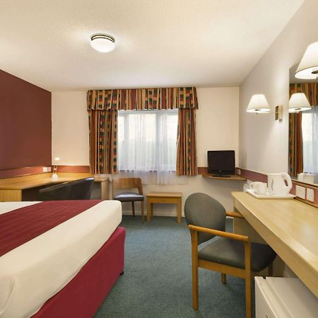 Days Inn Bradford M62 Εξωτερικό φωτογραφία